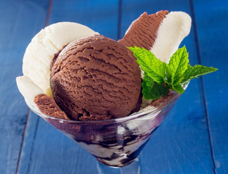 Шоколадное мороженое с орешками