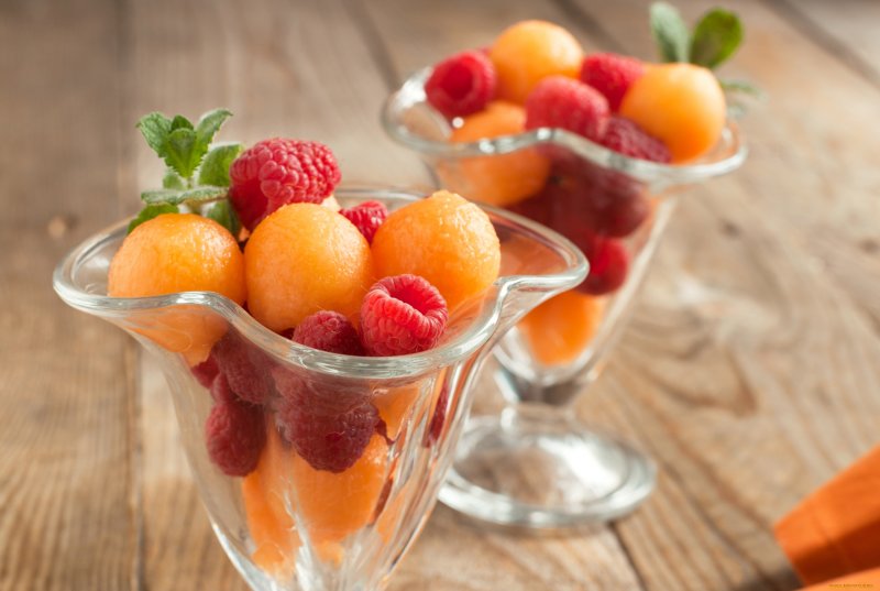 Десерт в креманках с фруктами